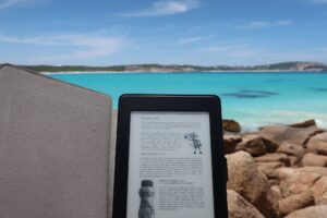 Læs og lyt smart med en Amazon Kindle e-bogs læser og Beats by Dre hovedtelefoner